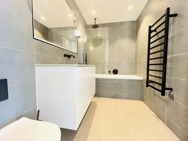 Flat Walm Lane in Greater London
