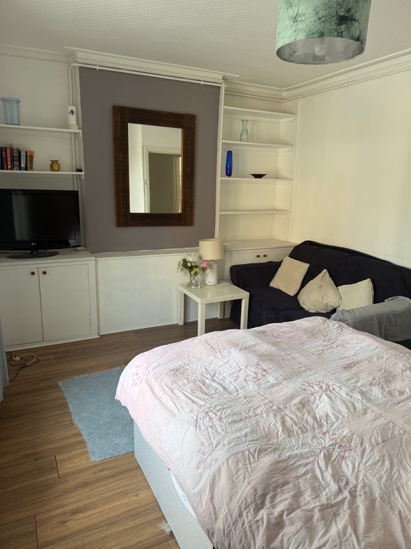Room Garratt Lane in Greater London
