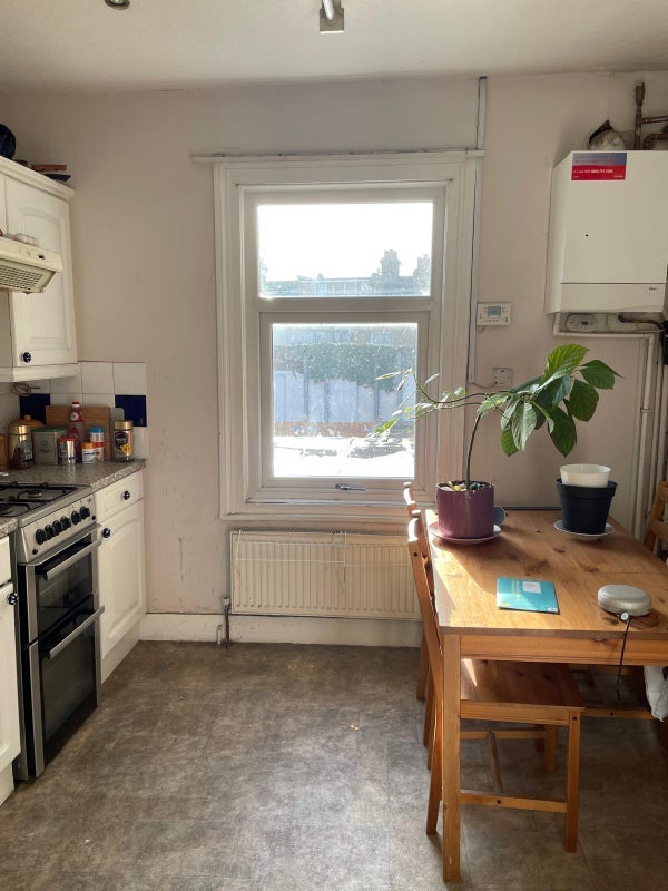 Room Garratt Lane in Greater London