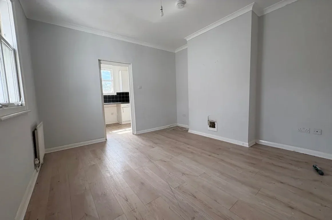Flat Naval Walk in Greater London