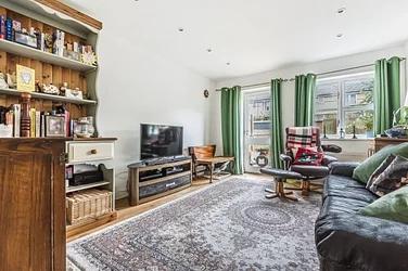 House Commercial Way in Greater London