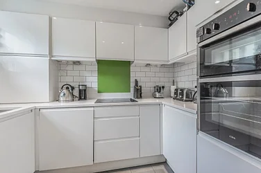 House Commercial Way in Greater London