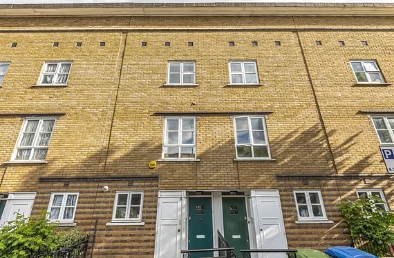 House Commercial Way in Greater London