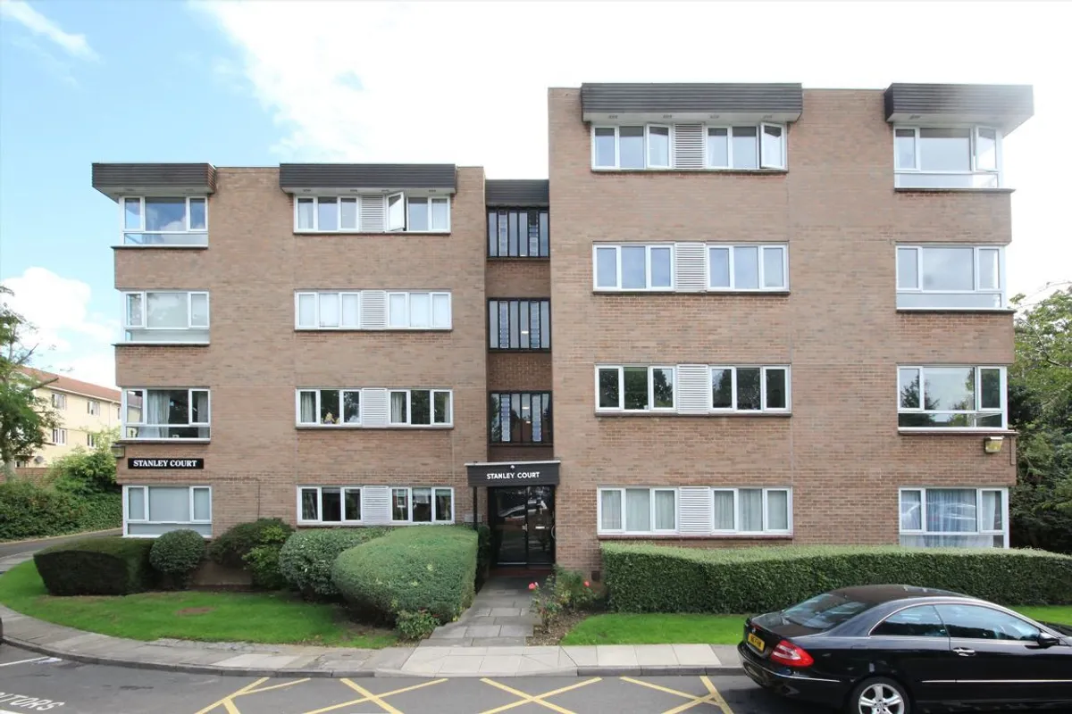 Flat Woodfield Road in Greater London