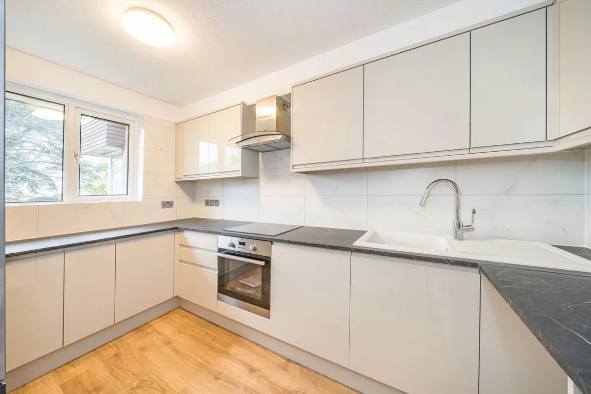 Flat Woodfield Road in Greater London