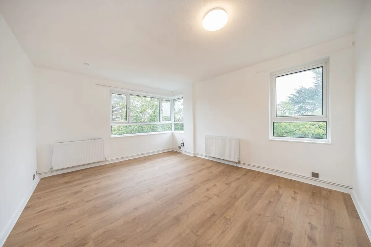 Flat Woodfield Road in Greater London