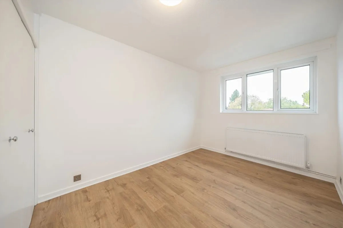 Flat Woodfield Road in Greater London