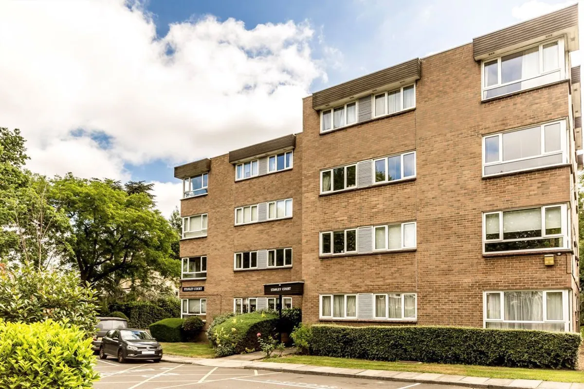 Flat Woodfield Road in Greater London