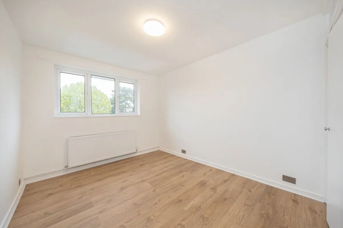 Flat Woodfield Road in Greater London