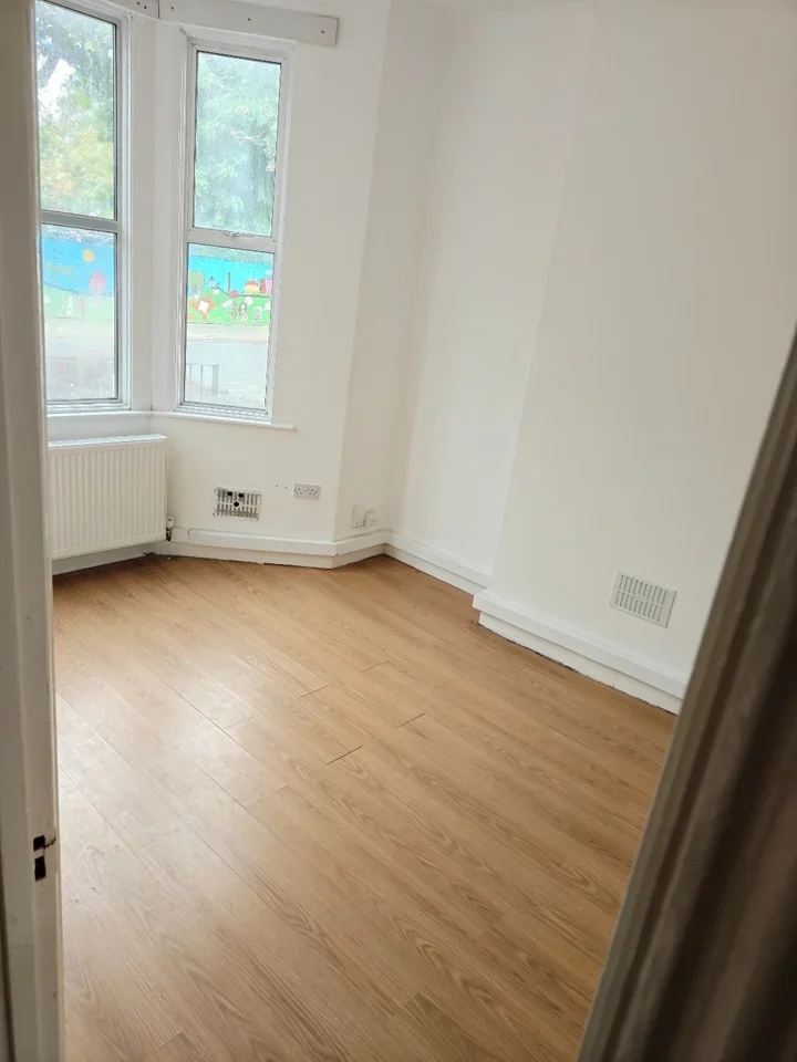 Room Plashet Grove in Greater London