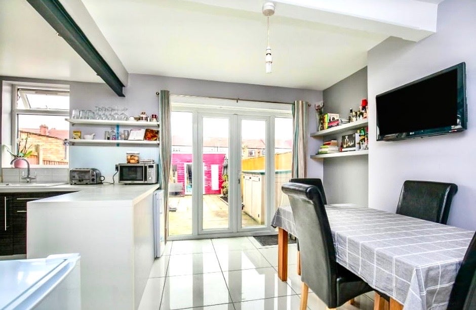 Room Woodmansterne Road in Greater London