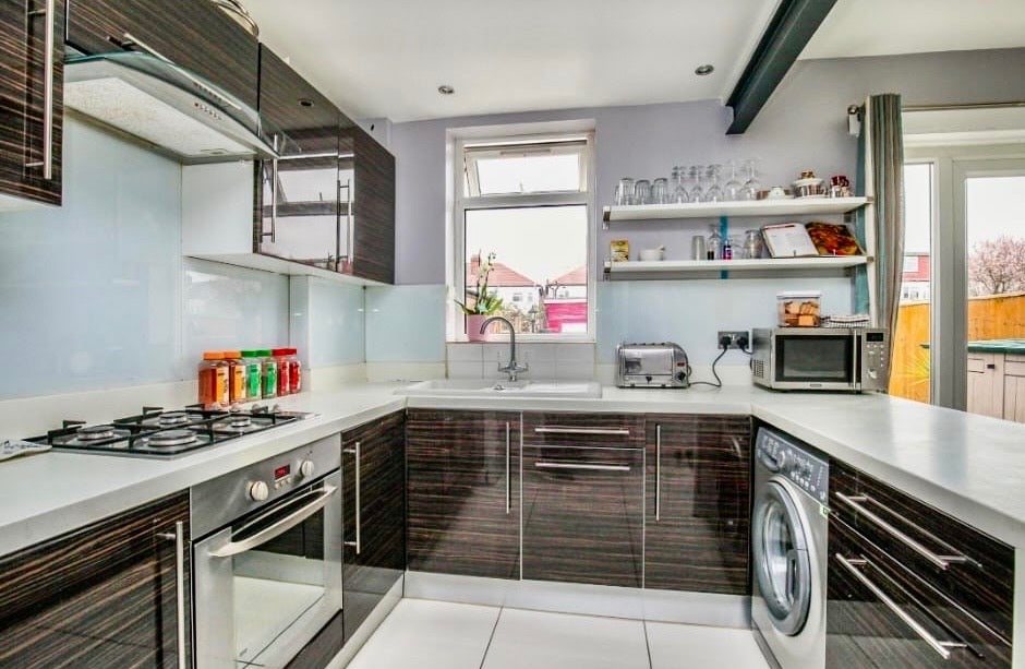 Room Woodmansterne Road in Greater London