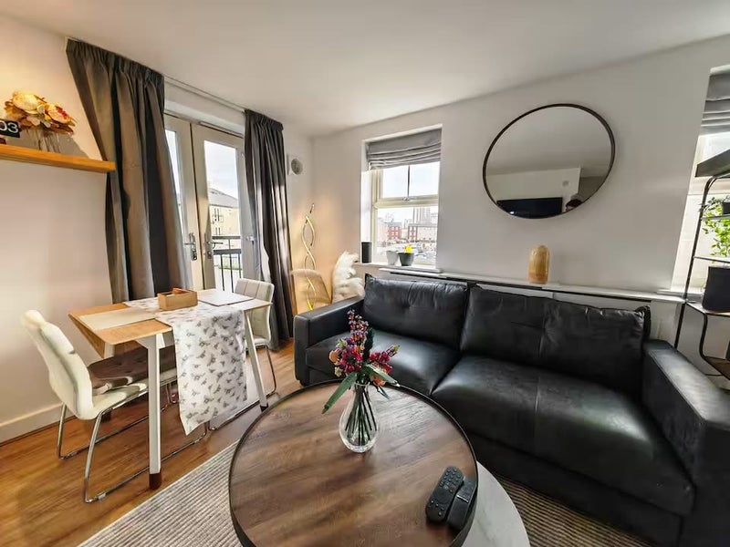 House Holts Crest Way in Leeds