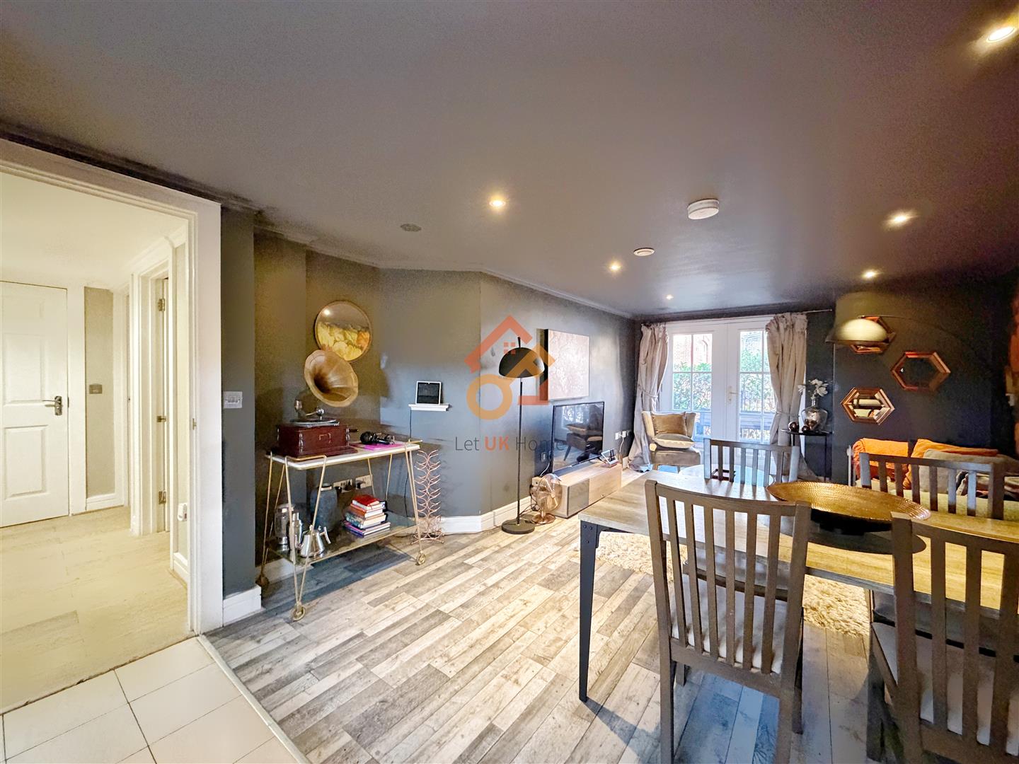 Flat Greyhound Road in Greater London