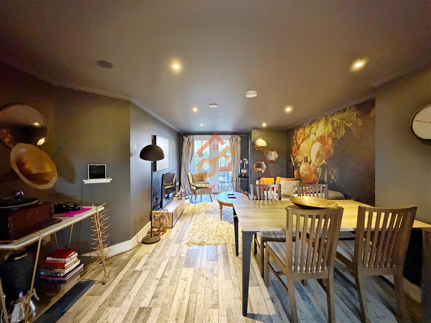 Flat Greyhound Road in Greater London