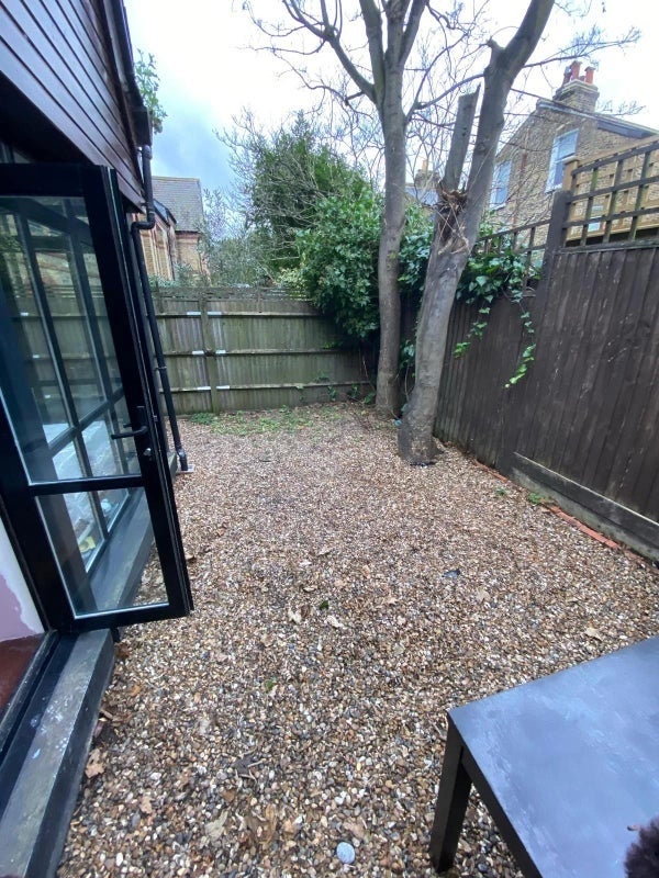 Room Rush Common Mews in Greater London