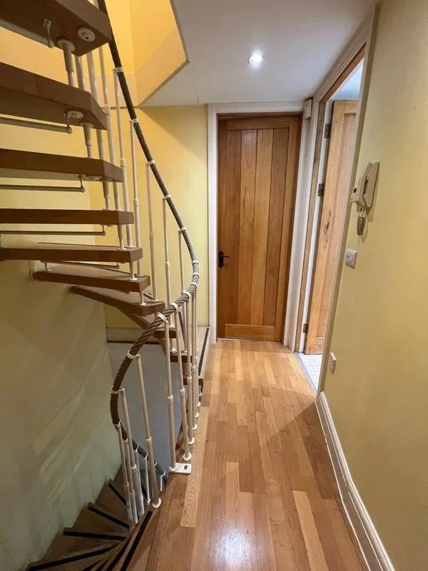 Room Rush Common Mews in Greater London