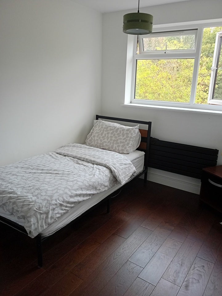 Room West Shaw in Dartford