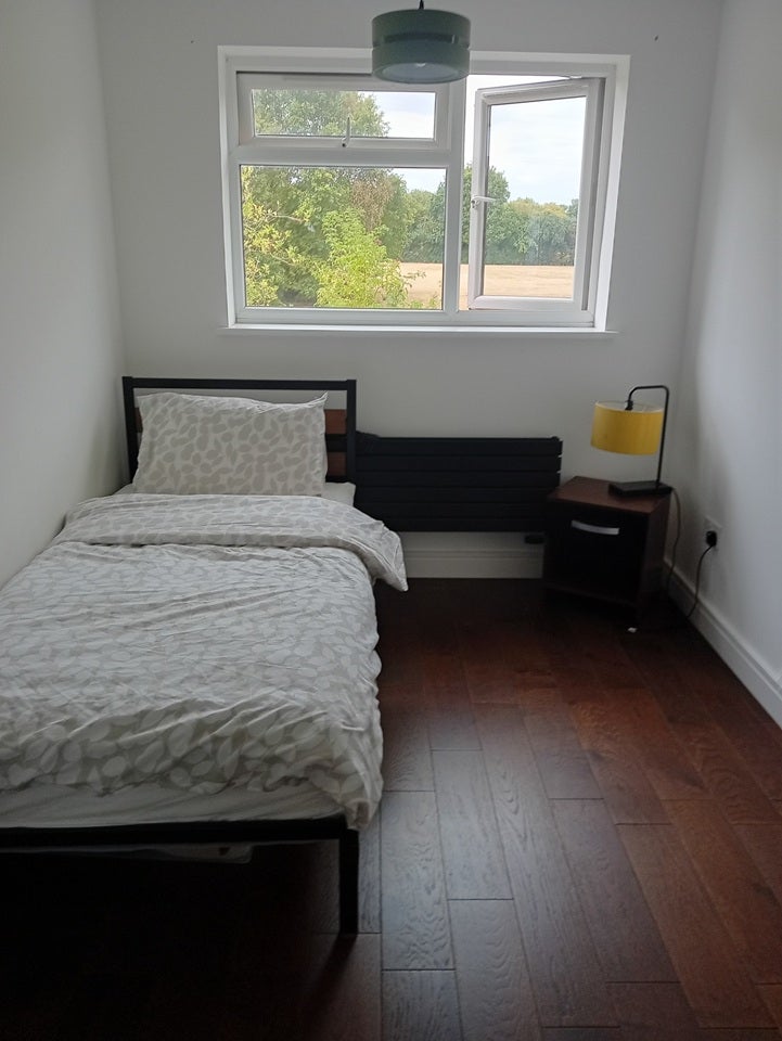 Room West Shaw in Dartford