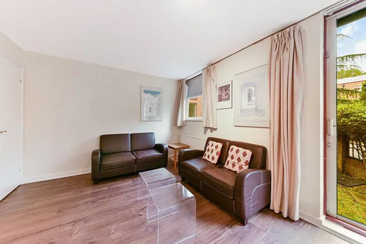 Flat Tamarind Yard in Greater London