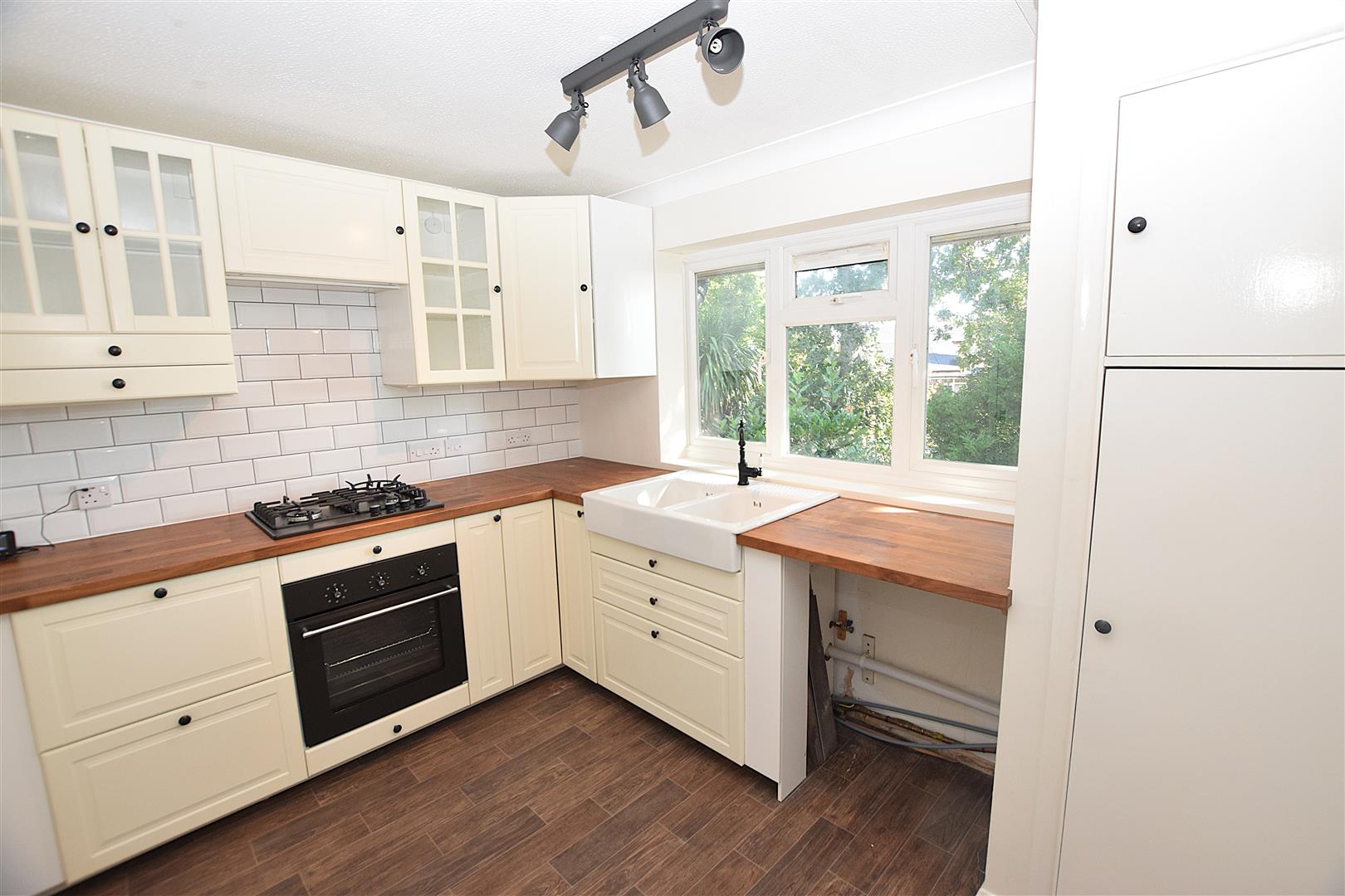 Flat Fairlight Gardens in Rother