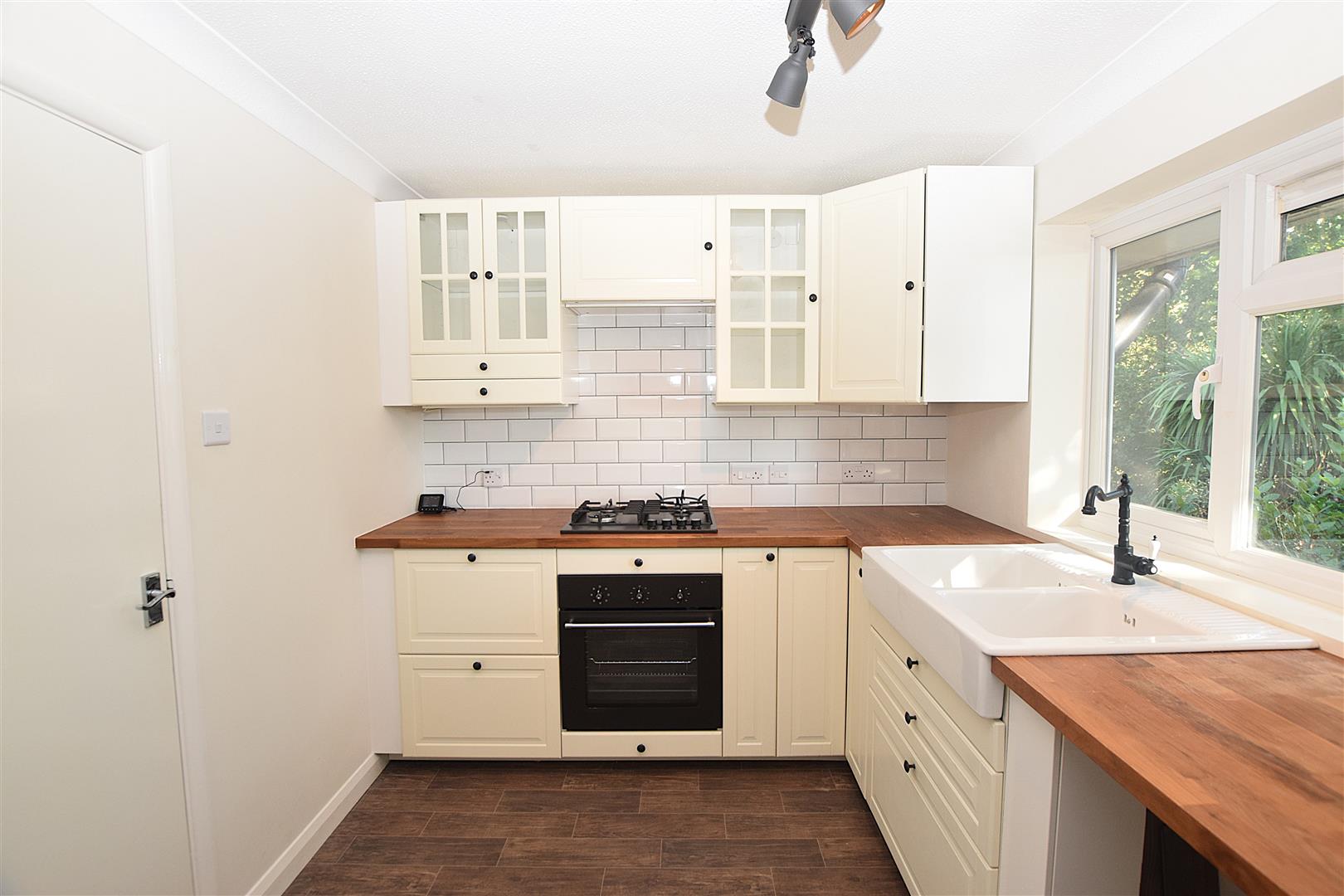 Flat Fairlight Gardens in Rother