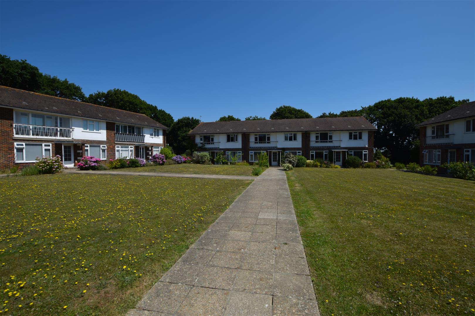 Flat Fairlight Gardens in Rother
