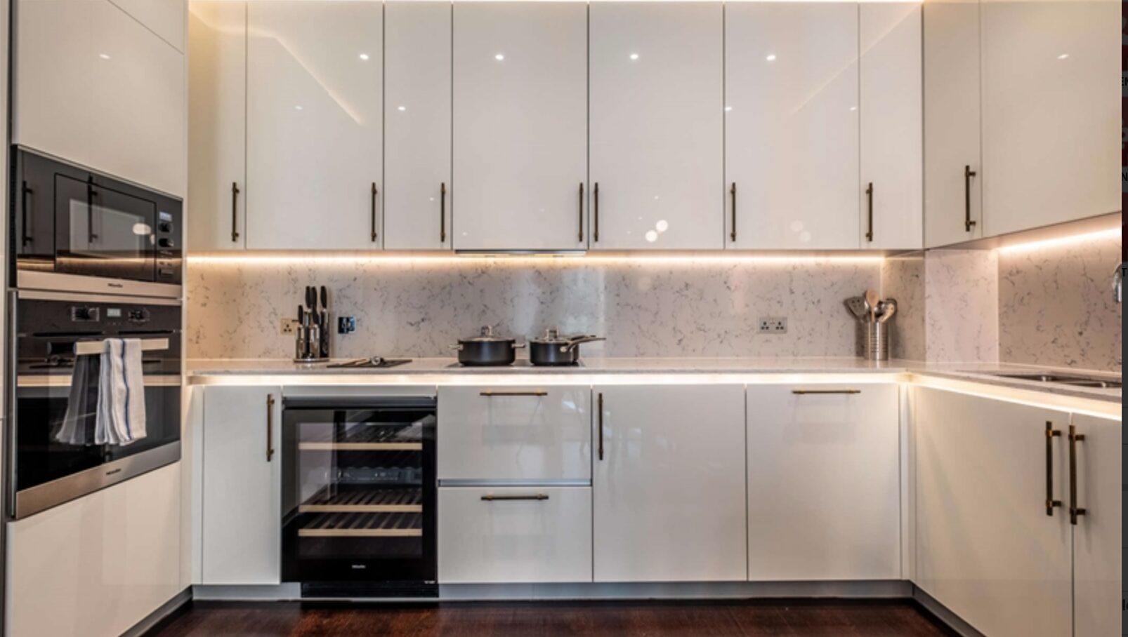 Flat Ponton Road in Greater London
