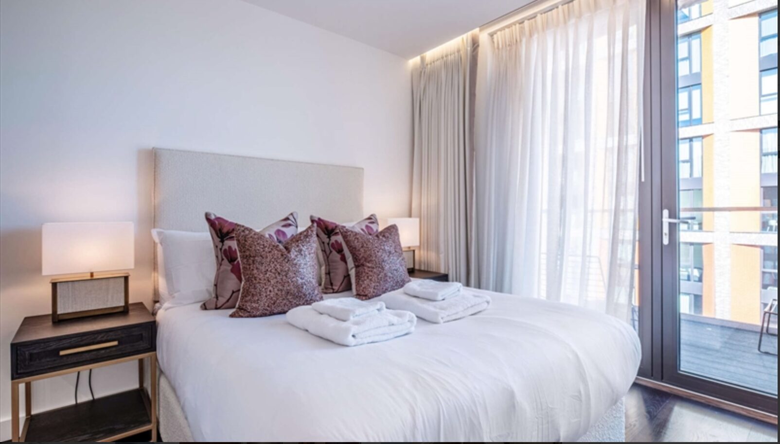 Flat Ponton Road in Greater London
