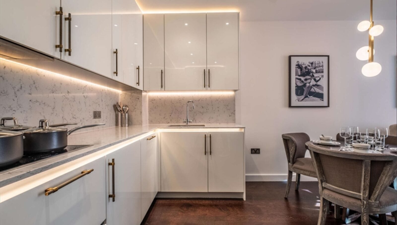 Flat Ponton Road in Greater London