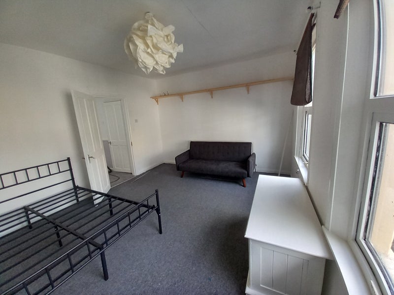 Room Dalrymple Road in Bristol