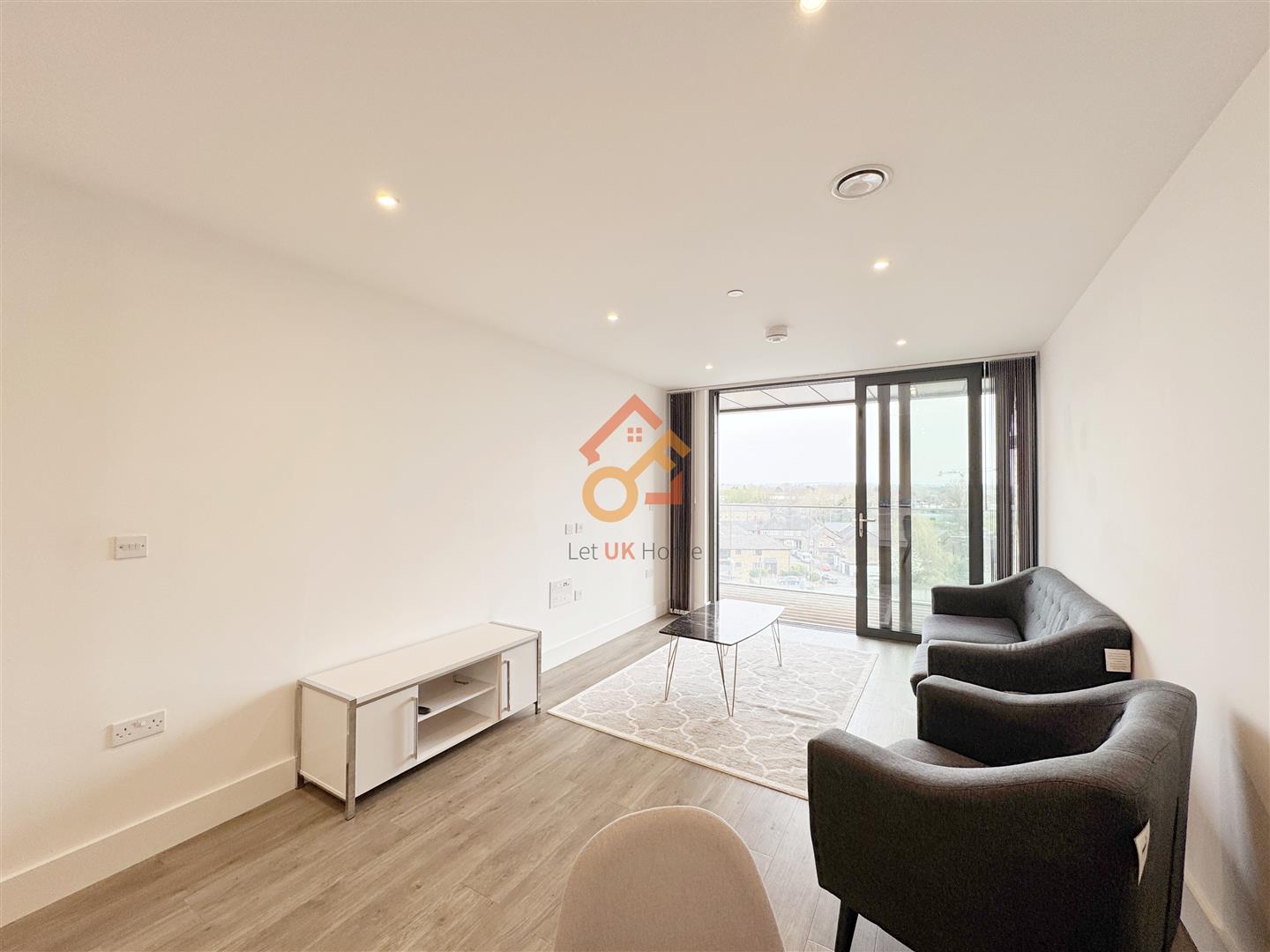 Flat Fairfield Avenue in Borough of Spelthorne
