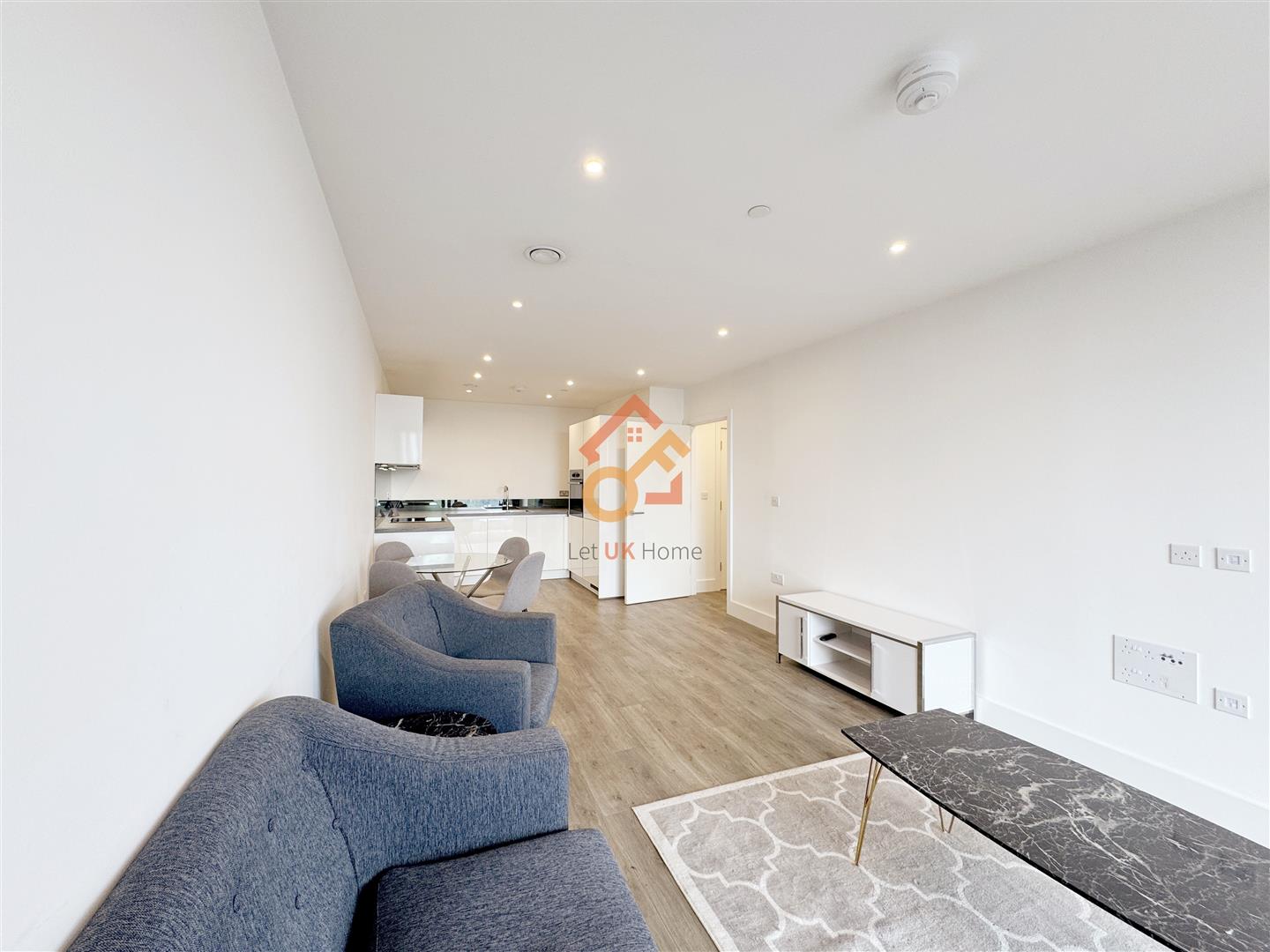 Flat Fairfield Avenue in Borough of Spelthorne