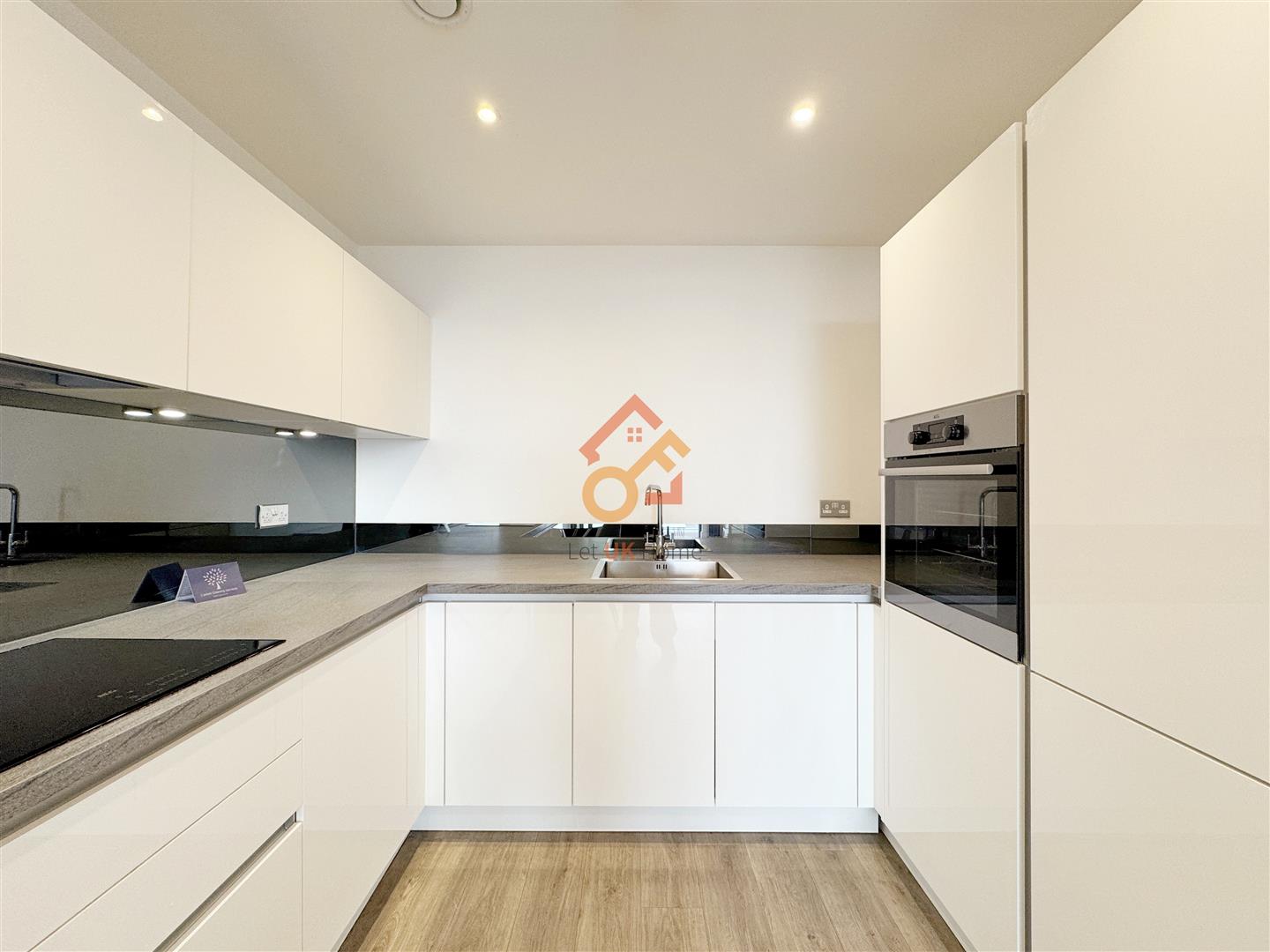 Flat Fairfield Avenue in Borough of Spelthorne