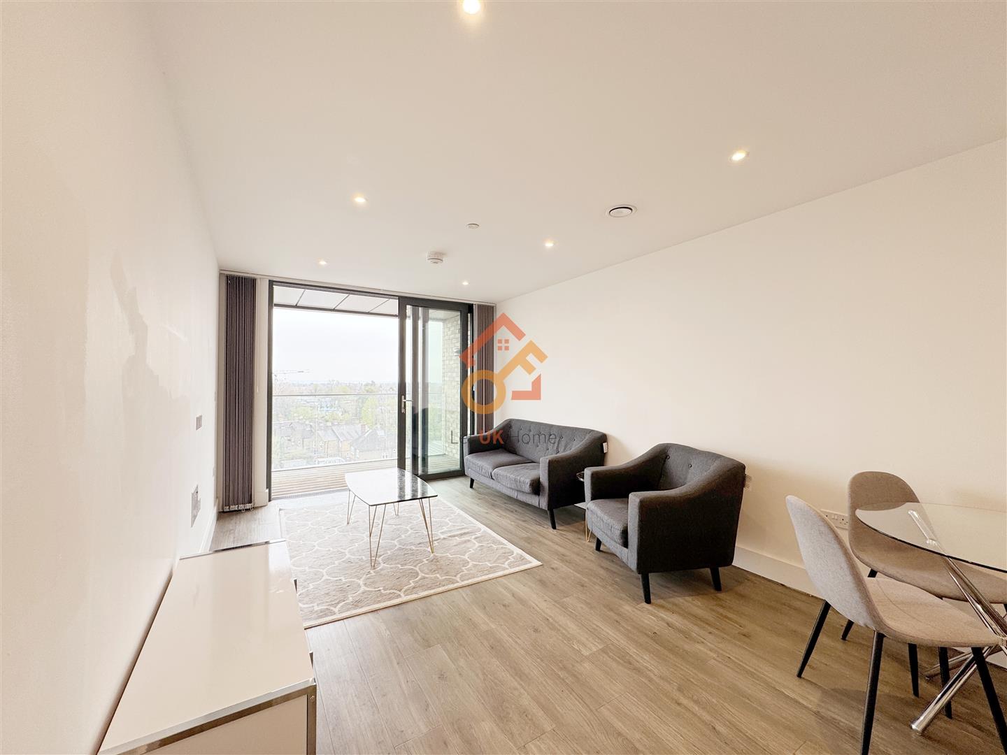 Flat Fairfield Avenue in Borough of Spelthorne