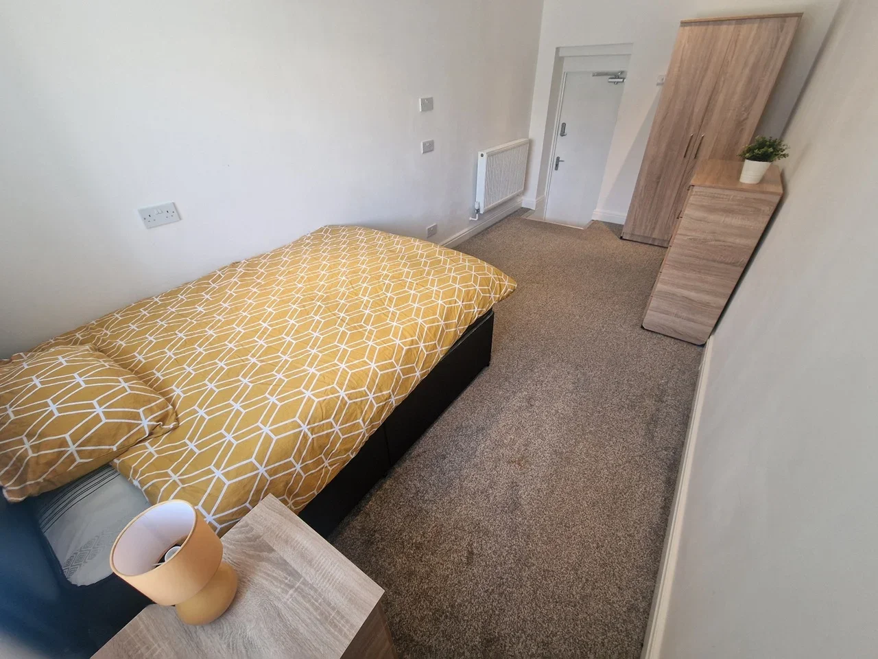 Room Miranda Close in Birmingham