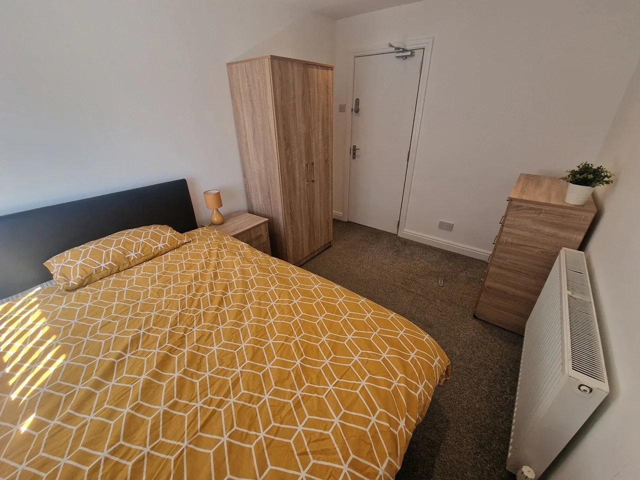 Room Miranda Close in Birmingham
