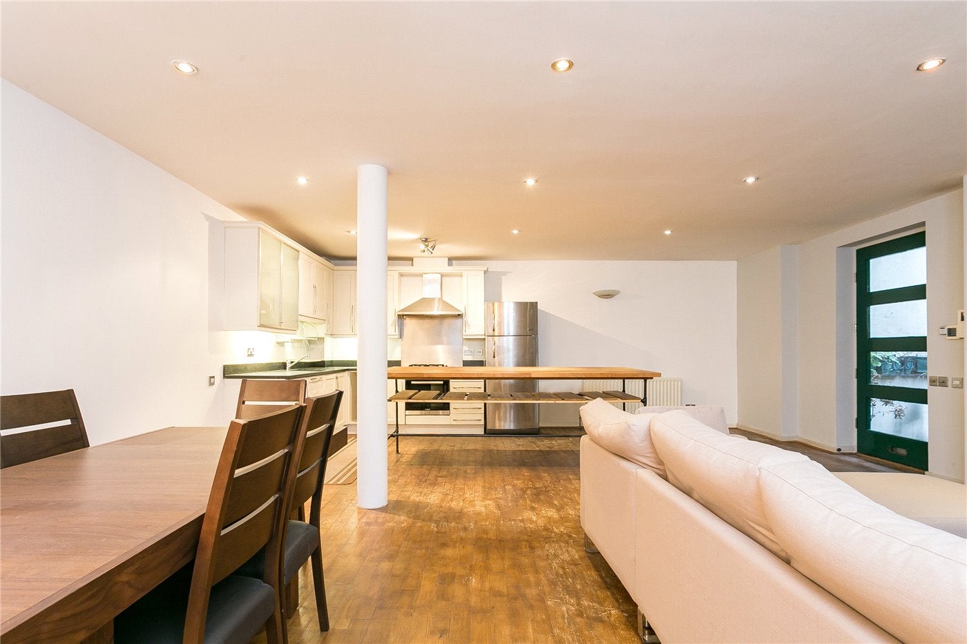 Flat Woodseer Street in Greater London