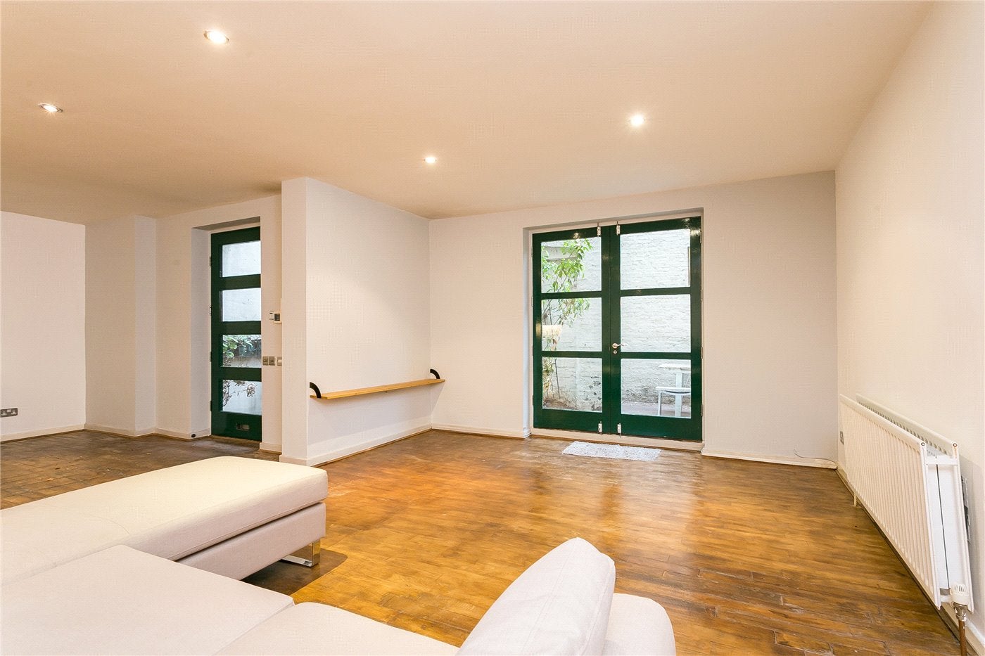 Flat Woodseer Street in Greater London