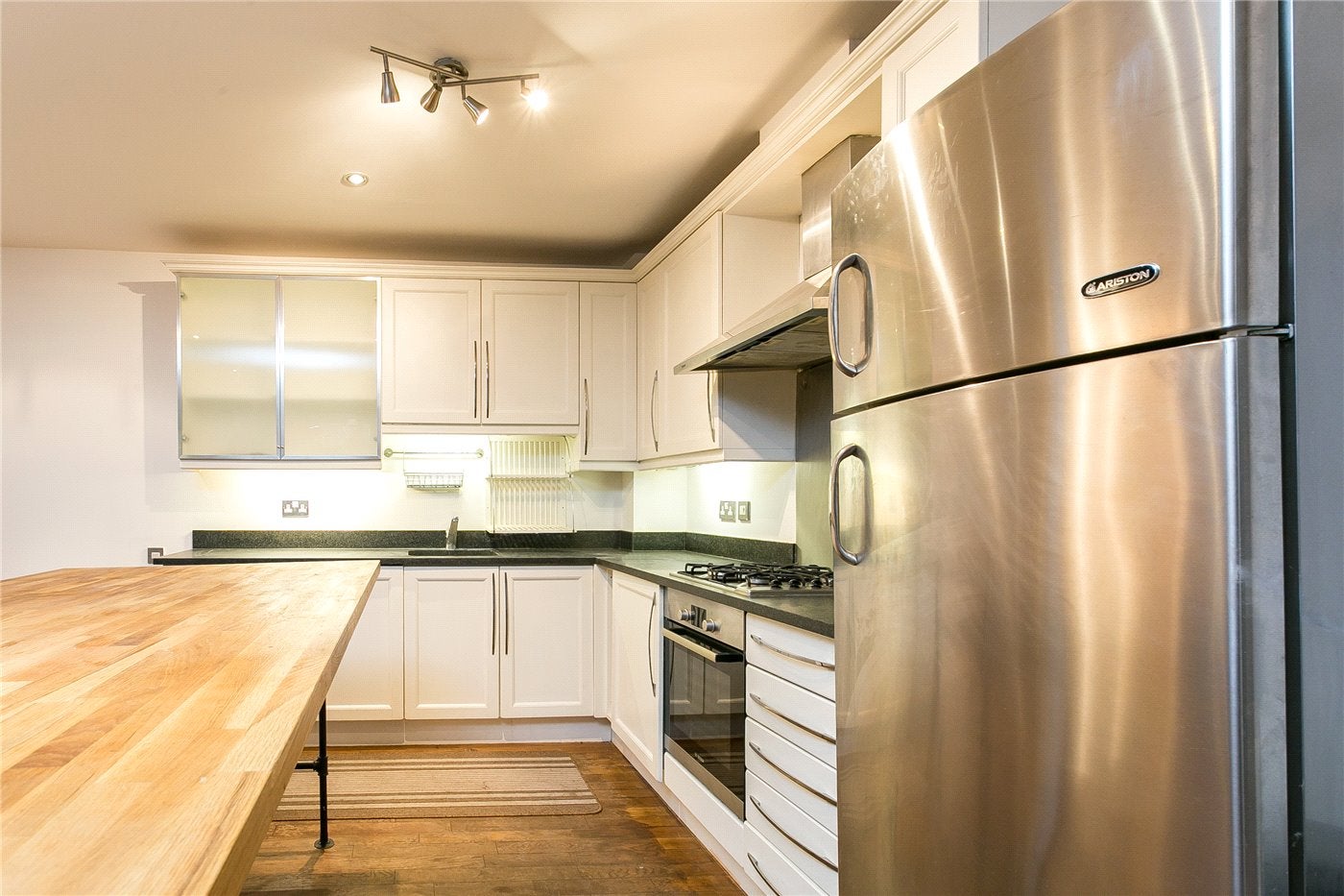 Flat Woodseer Street in Greater London