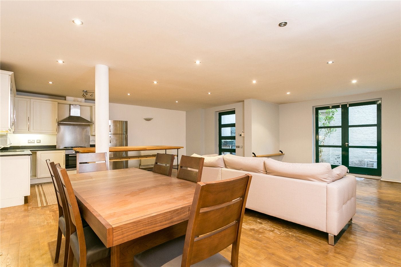 Flat Woodseer Street in Greater London
