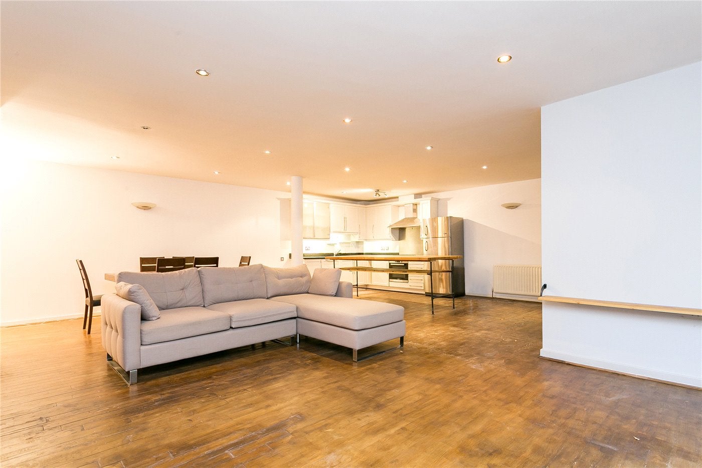 Flat Woodseer Street in Greater London
