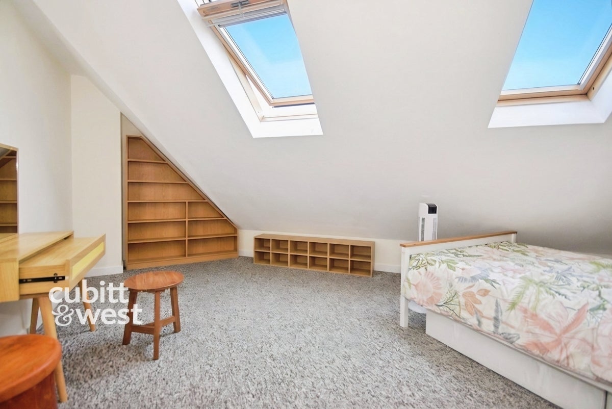 Room Wheatcroft Grove in Rainham