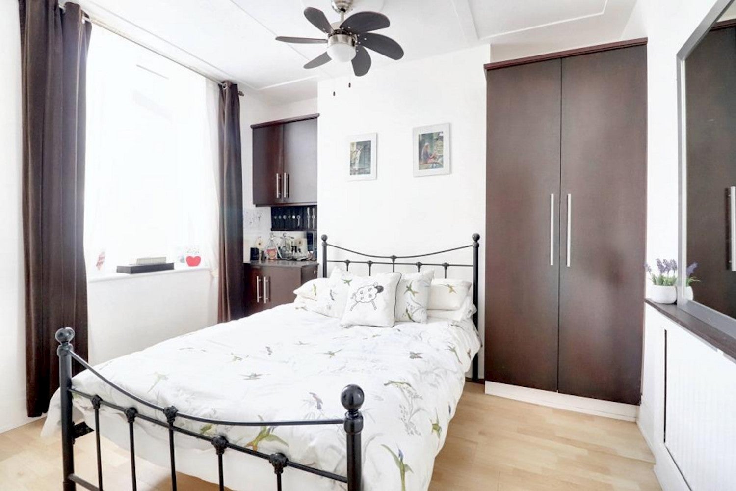 Flat Clacton Road in Greater London