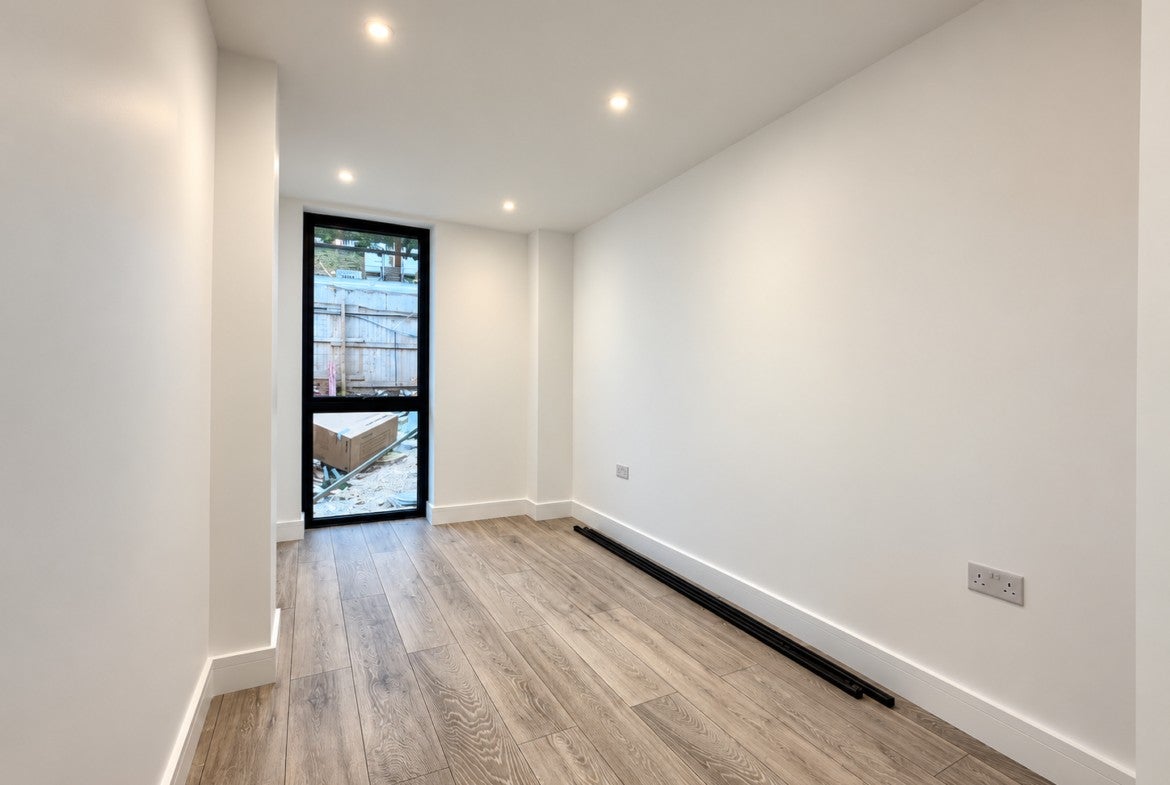 Flat Manor Park Road in Greater London