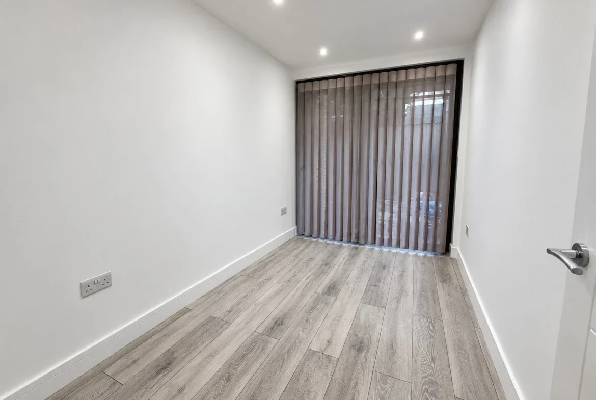 Flat Manor Park Road in Greater London