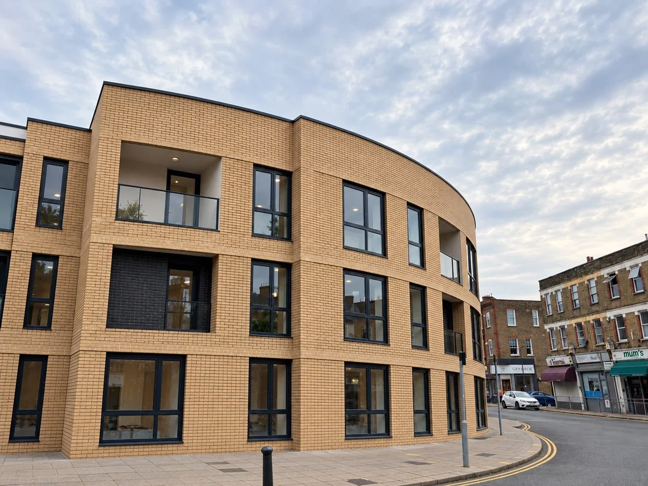 Flat Manor Park Road in Greater London