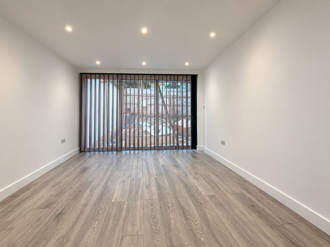 Flat Manor Park Road in Greater London