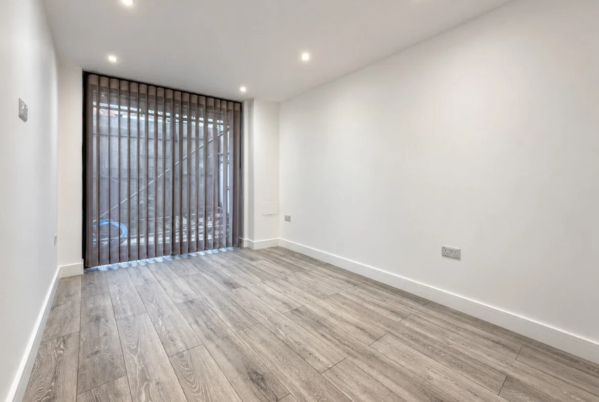 Flat Manor Park Road in Greater London