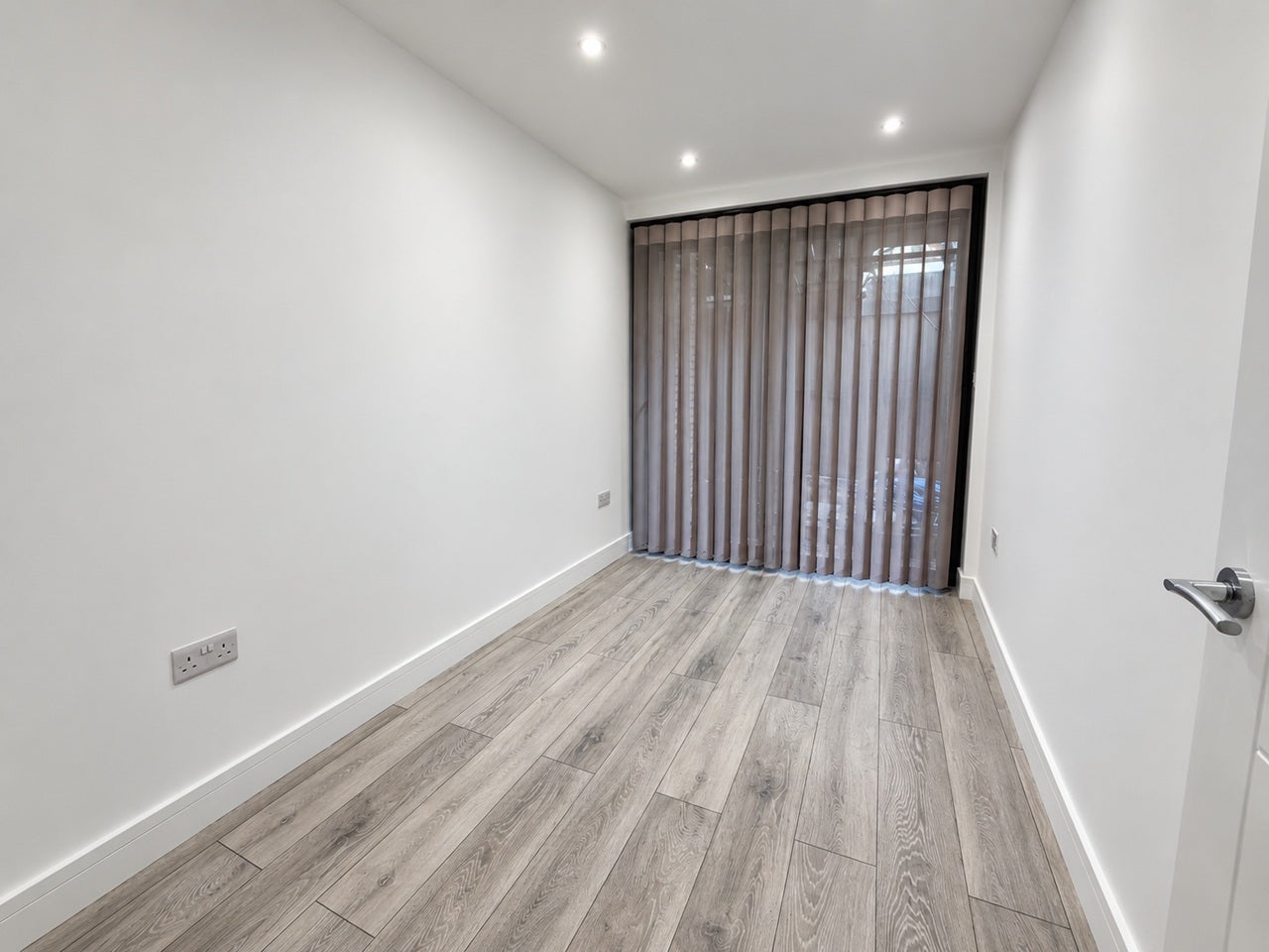 Flat Manor Park Road in Greater London